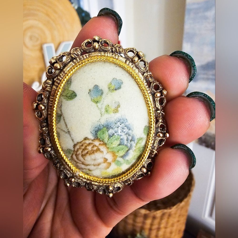 VTG 70's Victorian Cameo GoldTone Frame Sugarstone Oval Pendant Brooch.